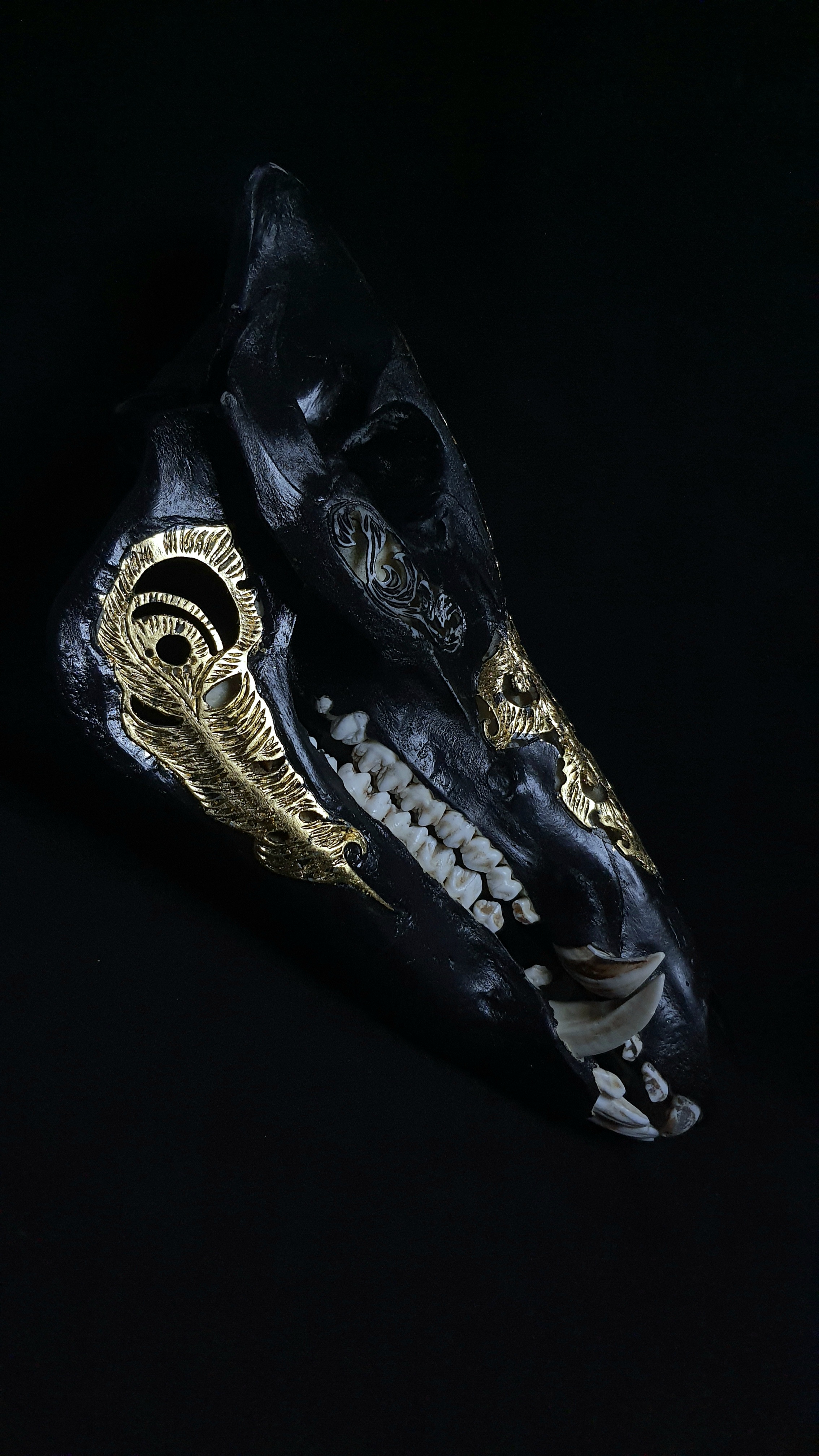 Trofeu mistreț sculptat cu motiv păun vopsit în Vantablack și aurit - Sculptura artistică